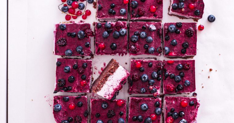 No bake berry cheesecake bars