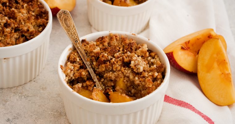 Crumble cu Piersici și Migdale