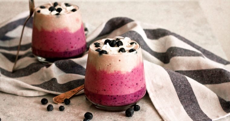 Smoothie în straturi cu afine şi cocos