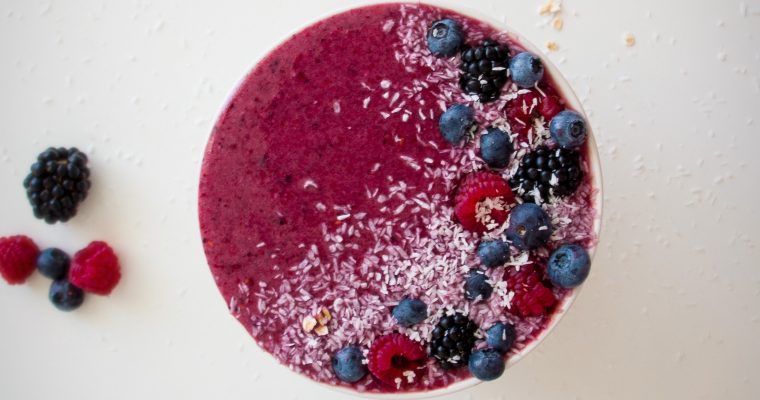 Smoothie bowl cu fructe de pădure