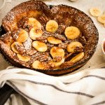 Dutch Baby cu Banană, nuci pecan și caramel