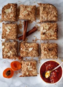 Prăjitură crumble cu caise