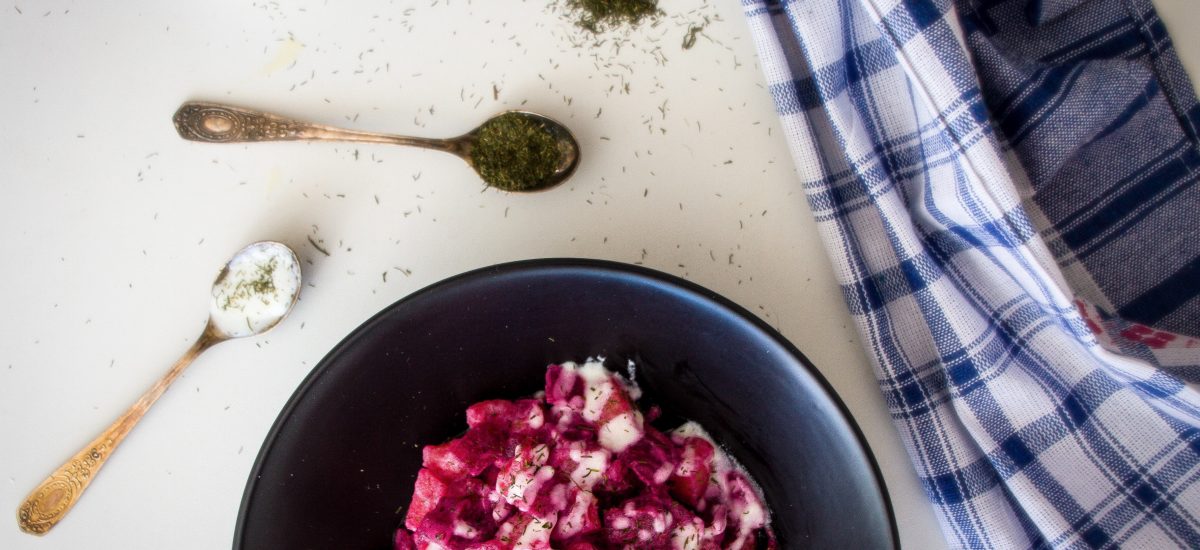 Salată cu sfeclă roşie şi cartofi