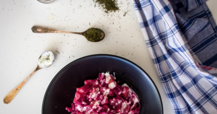 Salată cu sfeclă roşie şi cartofi