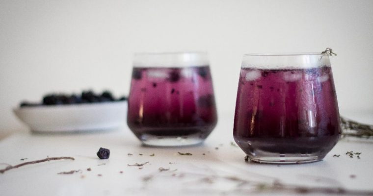 Gin Tonic cu Afine și Lavandă