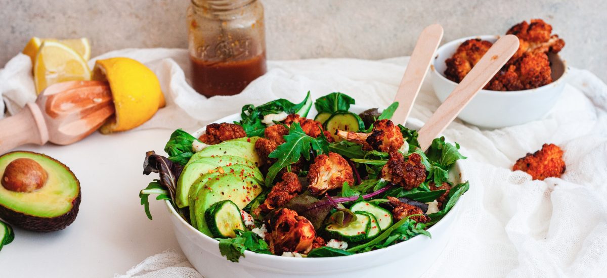 Salată cu verdețuri și conopidă gratinată